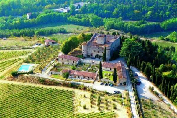 20 vacation rentals apartments in Gaiole in Chianti Tuscany. Exclusive relais in Chianti vineyards with swimming pool and chapel perfect for tuscany w