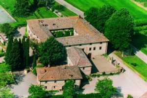 Book now your holiday in Castelnuovo Berardenga in Tuscany exclusive residence with swimming pool, in the midst of evergreen woods and long rows of vi