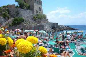 8 appartamenti esclusivi per vacanze in appartamenti con bagno nella Costiera Amalfitana di Maiori. Incredibile relais fronte mare affacciato sulla Co