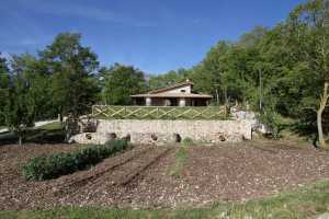 Private farmhouse vacations rentals with pool near Benevento in val di Sannio. Beautuful park immersed in a wood with 2 bedrooms and 2 baths 2