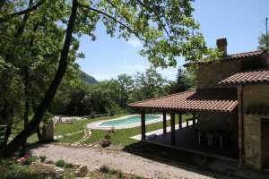 Private farmhouse vacations rentals with pool near Benevento in val di Sannio. Beautuful park immersed in a wood with 2 bedrooms and 2 baths 10