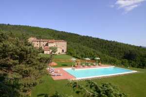 Agriturismo in provincia di Arezzo: agriturismo con piscina in affitto ad Arezzo in Toscana, alloggio in agriturismo in pietra: 10 appartamenti