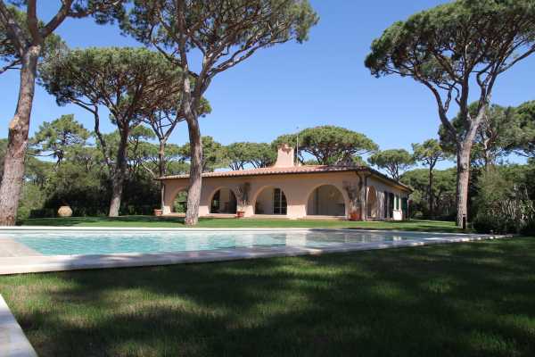 Book now your holiday in Castiglione della Pescaia in Tuscany in this wonderful villa by the sea for rent in Castiglione della Pescaia Roccamare