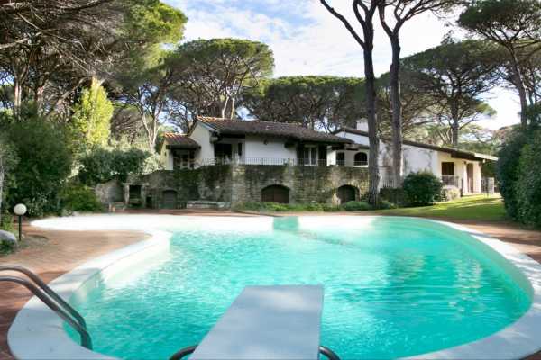 Book now your holiday in Castiglione della Pescaia in Tuscany in this wonderful private villa with pool on the sea in Castiglione della Pescaia