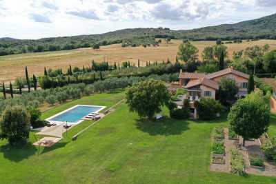 Book now your holiday in Capalbio in the province of Grosseto in Tuscany private villa with swimming pool, surrounded by a beautiful unspoiled park