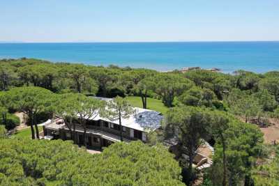 Book now your holiday in Roccamare in Tuscany in this large private villa for rent a few steps from the sea in Roccamare, Castiglione della Pescaia