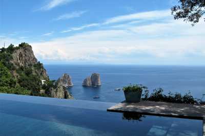 Holidays in Capri in a house for rent with swimming pool and Jacvuzzi and sea view of the Faraglioni