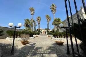 Prenota la residenza esclusiva in affittoper vacanza a Ragusa , offre un parco rigoglioso con piscina coperta e scoperta e SPA 24